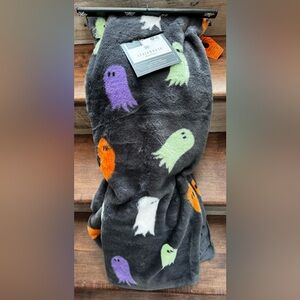 Cute 🥰 Ghost 👻  👻 OVERSIZED FAUX FUR THROW 50" x 70" (127cm x 178cm) by Storeho…